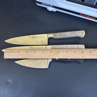 LOT 93: Chef's Choice Electric Knife Sharpener along with Assorted Kitchen Cutlery