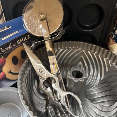 LOT 100: Kitchen Cabinet Finds: Baking Pans, Pampered Chef Glass Mixing Pitcher, Braun Turbo Handheld Mixer, All-Clad Measuring Cups...