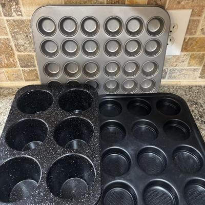 LOT 100: Kitchen Cabinet Finds: Baking Pans, Pampered Chef Glass Mixing Pitcher, Braun Turbo Handheld Mixer, All-Clad Measuring Cups...