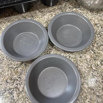 LOT 100: Kitchen Cabinet Finds: Baking Pans, Pampered Chef Glass Mixing Pitcher, Braun Turbo Handheld Mixer, All-Clad Measuring Cups...