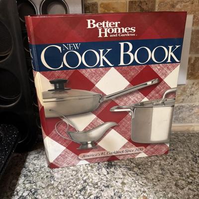 LOT 100: Kitchen Cabinet Finds: Baking Pans, Pampered Chef Glass Mixing Pitcher, Braun Turbo Handheld Mixer, All-Clad Measuring Cups...