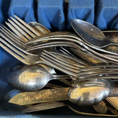 LOT 116: Mixed Box of Flatware