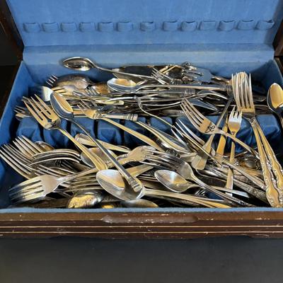 LOT 116: Mixed Box of Flatware