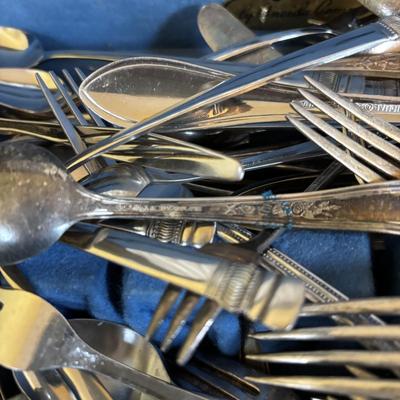 LOT 116: Mixed Box of Flatware