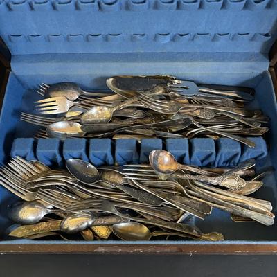 LOT 116: Mixed Box of Flatware