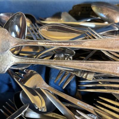 LOT 116: Mixed Box of Flatware