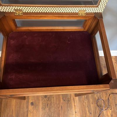 LOT 125: Display Side Table & Vintage Brass Lamp