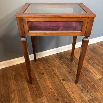 LOT 125: Display Side Table & Vintage Brass Lamp