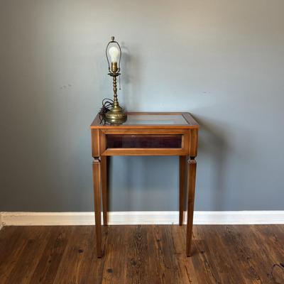 LOT 125: Display Side Table & Vintage Brass Lamp