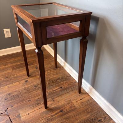 LOT 125: Display Side Table & Vintage Brass Lamp