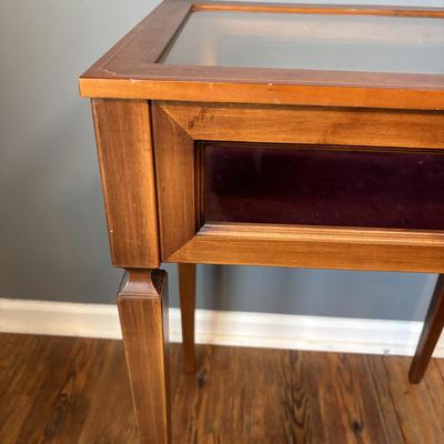 LOT 125: Display Side Table & Vintage Brass Lamp