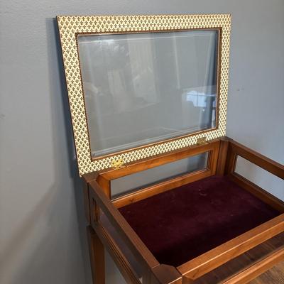 LOT 125: Display Side Table & Vintage Brass Lamp