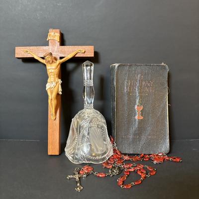 LOT 135: Vintage Goebel Flight Out of Egypt Nativity Figurine & Reglious Items