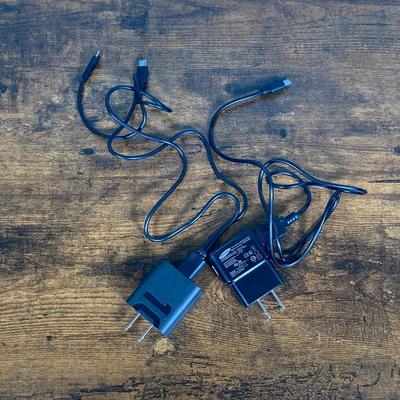 LOT 147: Wireless Speaker Collection - Bose SoundLink, HMDX and Wood Kaiisa