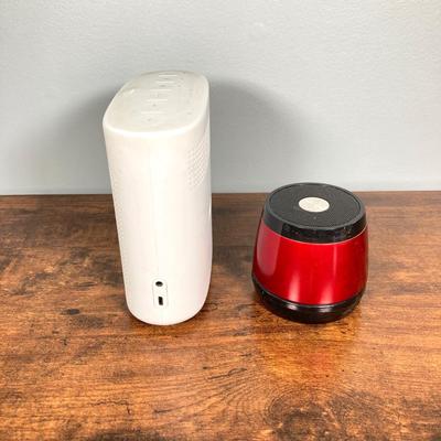 LOT 147: Wireless Speaker Collection - Bose SoundLink, HMDX and Wood Kaiisa