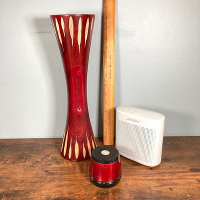 LOT 147: Wireless Speaker Collection - Bose SoundLink, HMDX and Wood Kaiisa