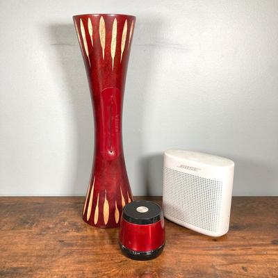 LOT 147: Wireless Speaker Collection - Bose SoundLink, HMDX and Wood Kaiisa