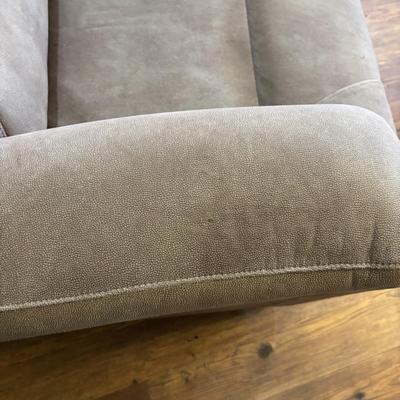 LOT 164: Power Recliner