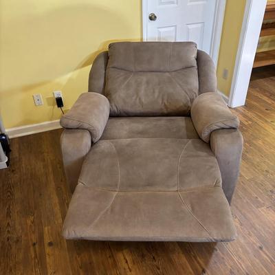 LOT 164: Power Recliner