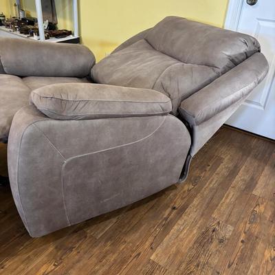 LOT 164: Power Recliner