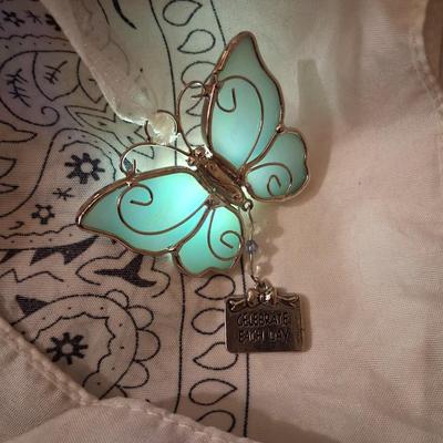 Sale Photo Thumbnail #3: Beautiful Slag Glass with Blues, Purples & Pinks as it spins. Silver tone wire work accents this beautiful piece with a dangle plaque that reads "Celebrate Each Day" Excellent like New Condition