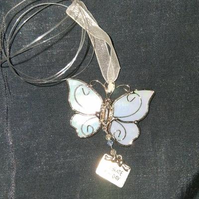 Sale Photo Thumbnail #6: Beautiful Slag Glass with Blues, Purples & Pinks as it spins. Silver tone wire work accents this beautiful piece with a dangle plaque that reads "Celebrate Each Day" Excellent like New Condition