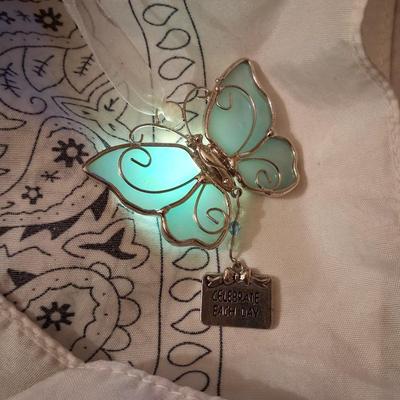 Sale Photo Thumbnail #2: Beautiful Slag Glass with Blues, Purples & Pinks as it spins. Silver tone wire work accents this beautiful piece with a dangle plaque that reads "Celebrate Each Day" Excellent like New Condition