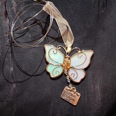 Sale Photo Thumbnail #5: Beautiful Slag Glass with Blues, Purples & Pinks as it spins. Silver tone wire work accents this beautiful piece with a dangle plaque that reads "Celebrate Each Day" Excellent like New Condition