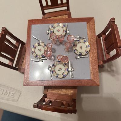 Doll dining table