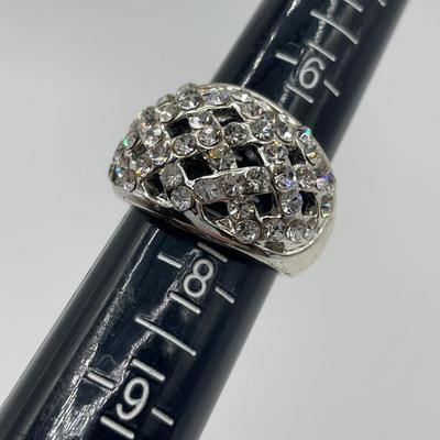 Sparkling costume ring