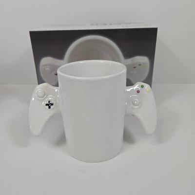 LOT 35: Wrenchware Knobby Tread Rubberized Tire Bowl, Spencer Gifts' 1996 Christmas Expo in Reno Budweiser Mug, Gamer Bowl &...