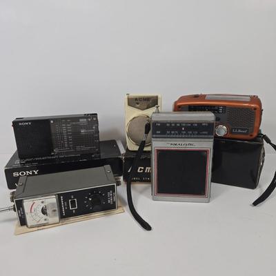 LOT 36: Lafayette SWR & Field Strength Meter, Realistic Hand Held Portable AM-FM Radio, Sony Tick-Talk Clock Radio, Etón Microlink...