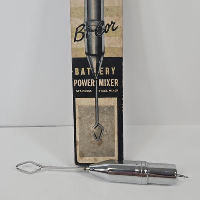 LOT 94: Regina Atlas Marcato Pasta Maker, Ekco Miracle 2-in-1 French Fry Cutter, Vintage 1975*Hirco Rosette And Patty Shell, and Vintage...