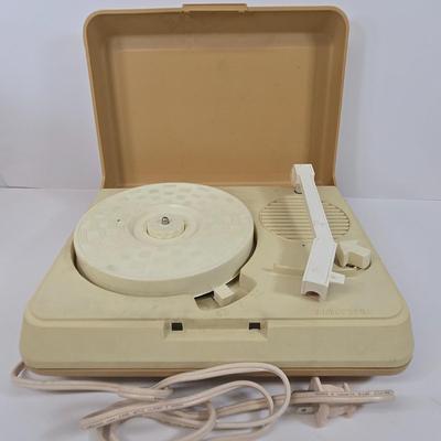 LOT 102: Vintage Power Tronic Solid State Phonograph and Multiple Children's Albums