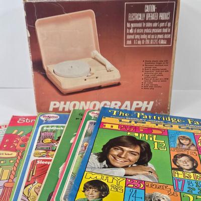 LOT 102: Vintage Power Tronic Solid State Phonograph and Multiple Children's Albums