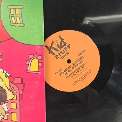 LOT 102: Vintage Power Tronic Solid State Phonograph and Multiple Children's Albums