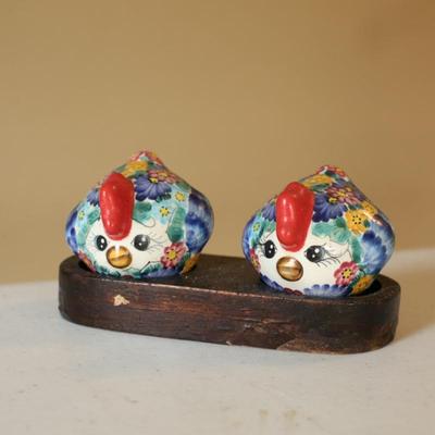 Sale Photo Thumbnail #49: Handpainted Hen Salt and pepper shakers