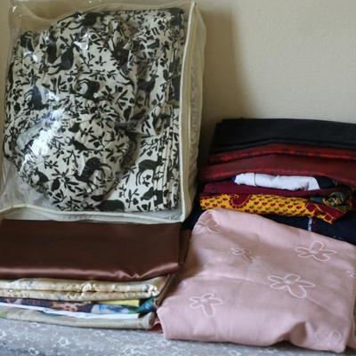 Sale Photo Thumbnail #103: Linen Table Lot