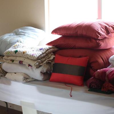 Sale Photo Thumbnail #111: Assorted Blankets, sheets, pillows