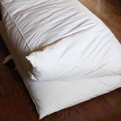 Sale Photo Thumbnail #112: Assorted Blankets, sheets, pillows