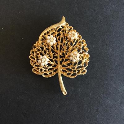 Beautiful Vintage Gold Tone Leaf Brooch with Faux Pearl and clear rhinestones
