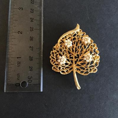 Beautiful Vintage Gold Tone Leaf Brooch with Faux Pearl and clear rhinestones