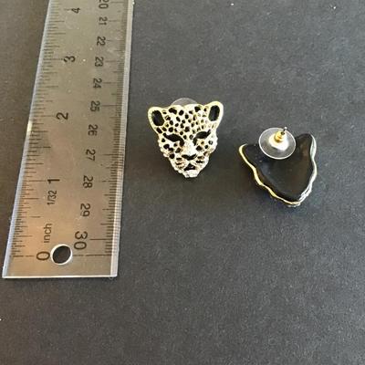 Sale Photo Thumbnail #125: Beautiful leopard head fashion earrings Please see attached photos