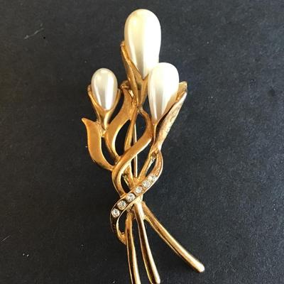 Sale Photo Thumbnail #213: Beautiful Vintage gold tone calla Lily brooch with faux pearls and clear rhinestones Please see attached photos