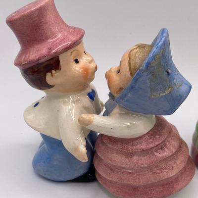 Kissing couple and S. belle S&P Shakers