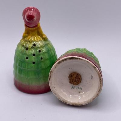 Kissing couple and S. belle S&P Shakers