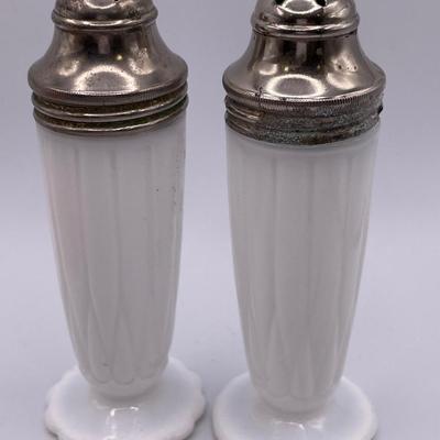 Dutch marmalade jar with Milk glass shakers