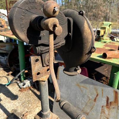 Vintage Columbus No. 400 Blacksmith Forge Blower – Cast Iron – Pedestal Mount