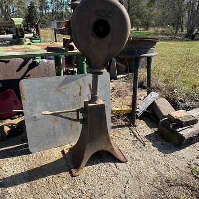 Vintage Columbus No. 400 Blacksmith Forge Blower – Cast Iron – Pedestal Mount