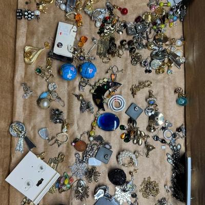 Sale Photo Thumbnail #630: Includes gold tone, silver tone, beads, stones, rhinestones, and more. There are both clip-on earrings, and post earrings. Total of 100+ pieces. Some are single earrings. [BK]